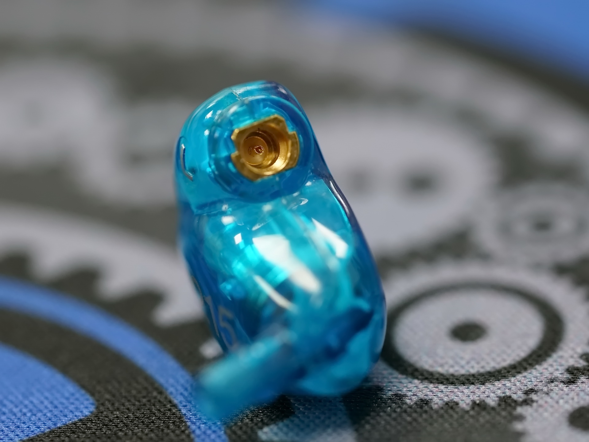 shure从westone家偷学到了技术之后把人家踢开,但毕竟把hifi/助听器