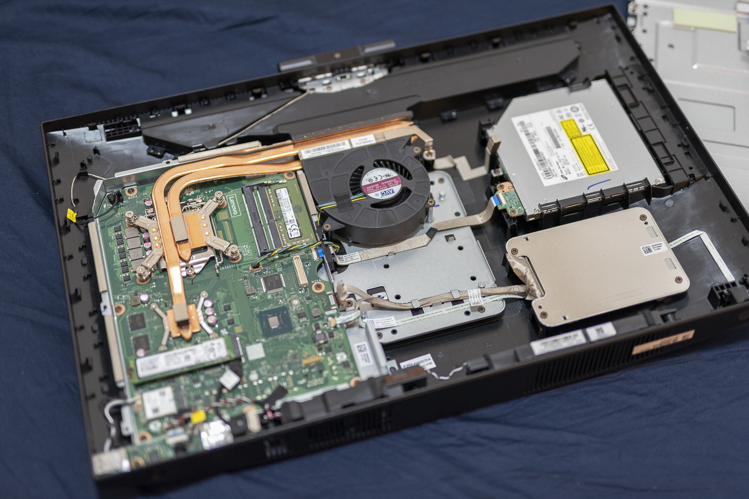 因为机子本身一体性做得太好,我甚至在找到了拆机口之后都不敢动手