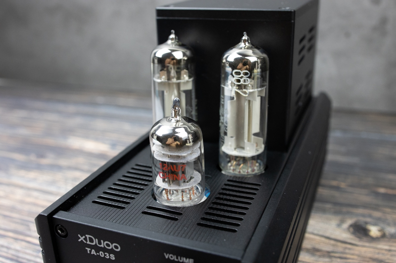 插入电子管的xduoo ta-03s完整形态!看起来颇有几分古朴的味道.