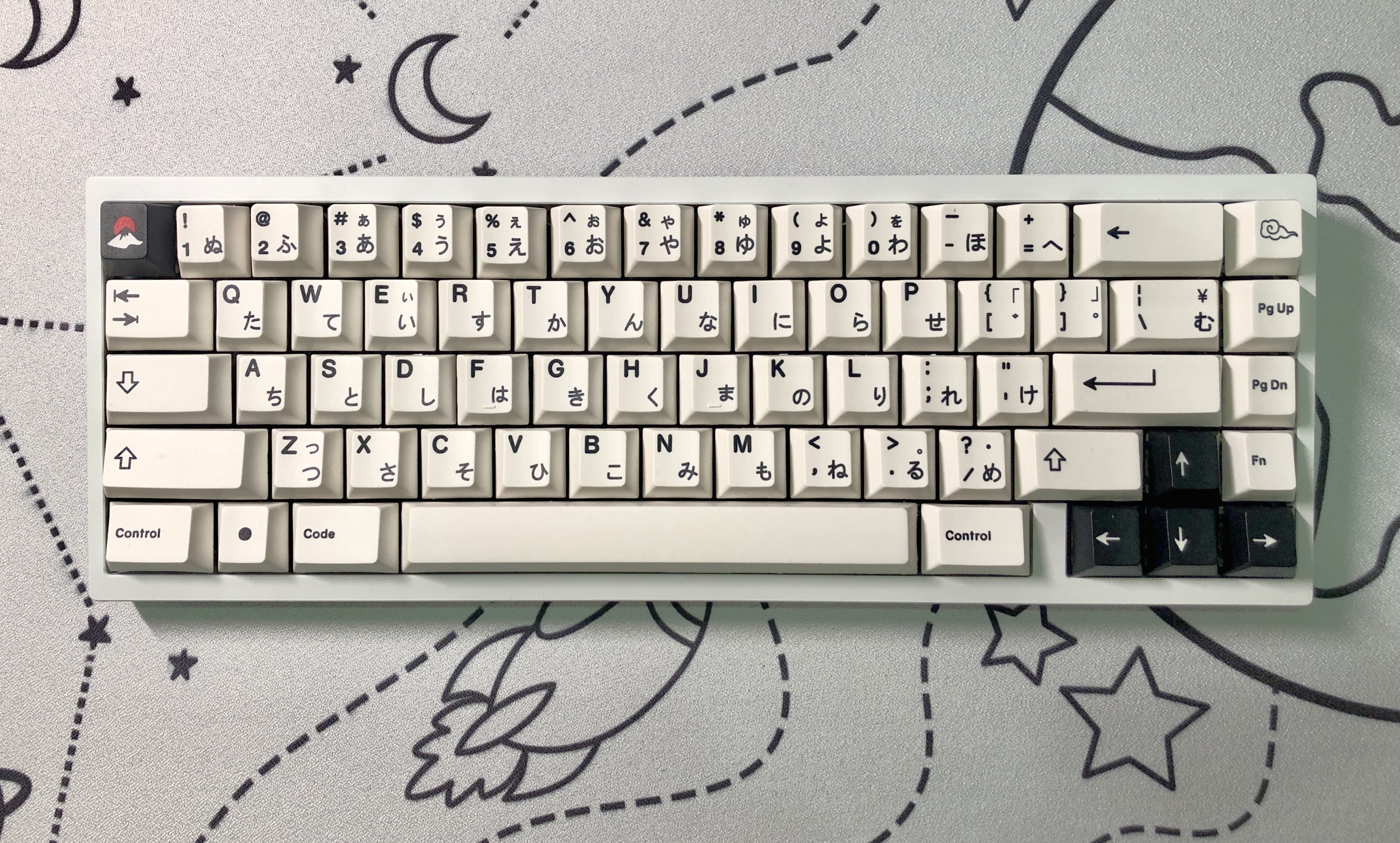 怡科的gmk卫星轴键轴:ttc金粉(润过的)键盘:电泳白vega 65%,热拔插pcb