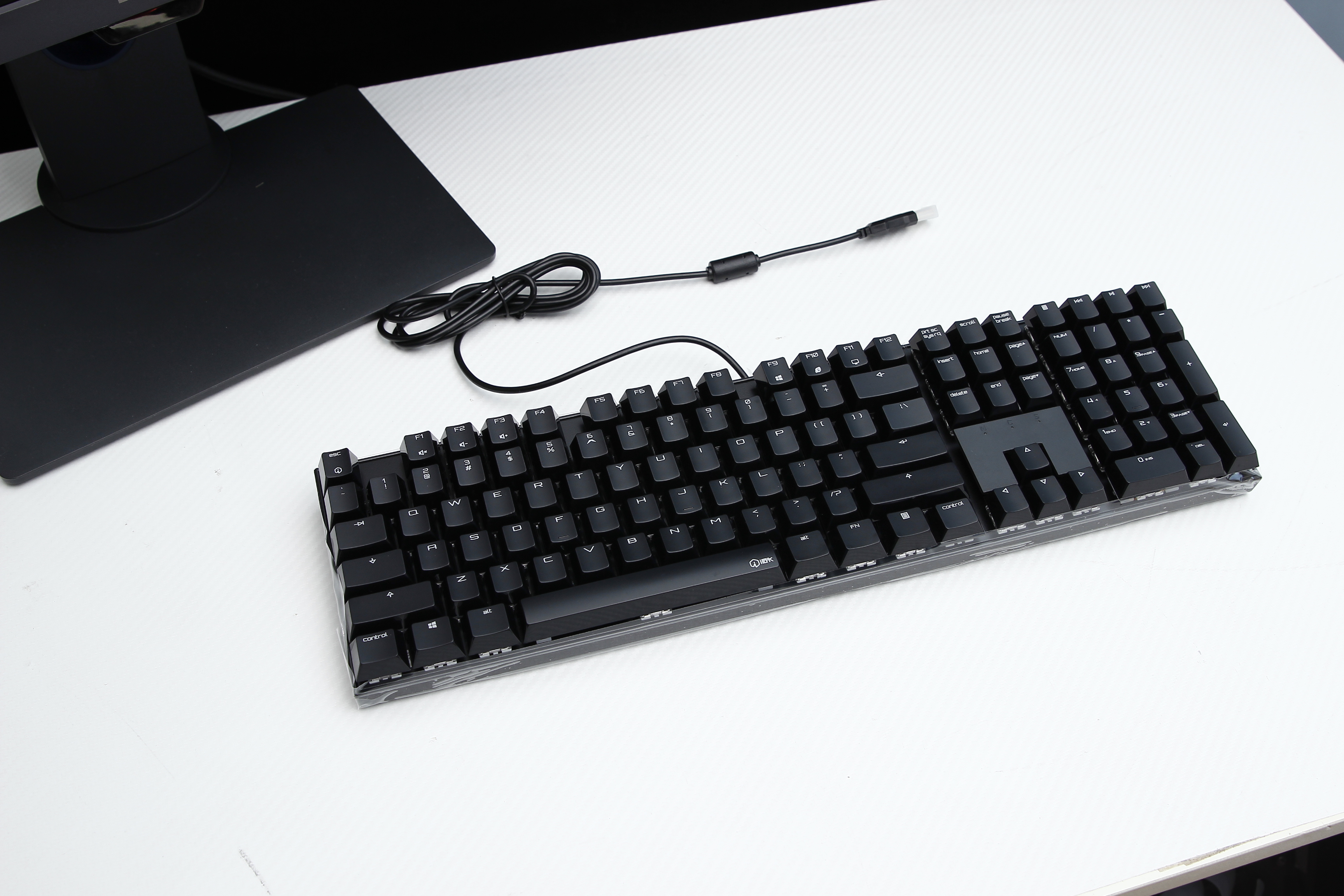 擺评 好久不见的irok推出了它的ik6 M自主轴机械键盘 Zfrontier 装备前线