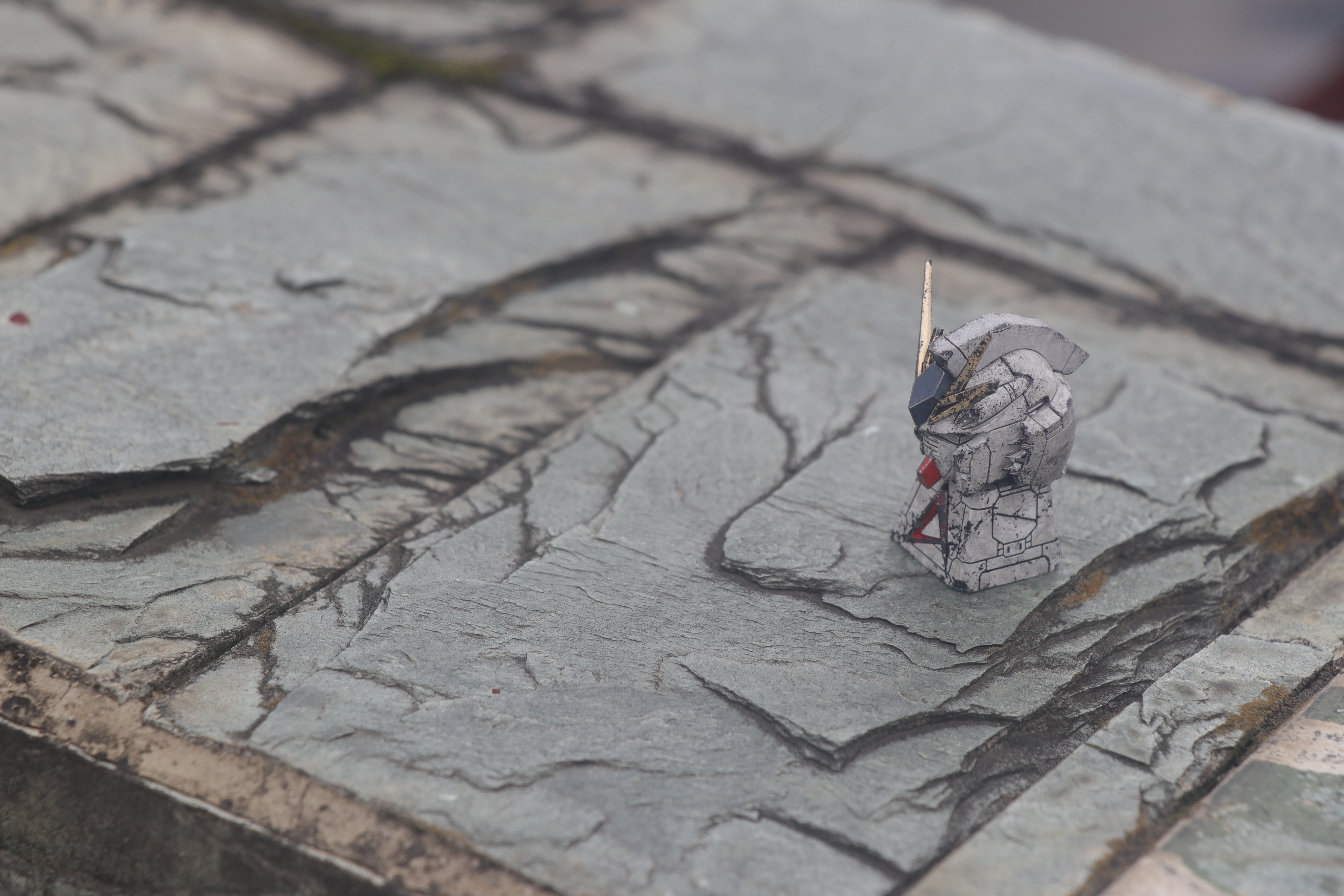 天气虽然不好,拍个战损涂装的高达键帽,结合外景,确实效果不错.