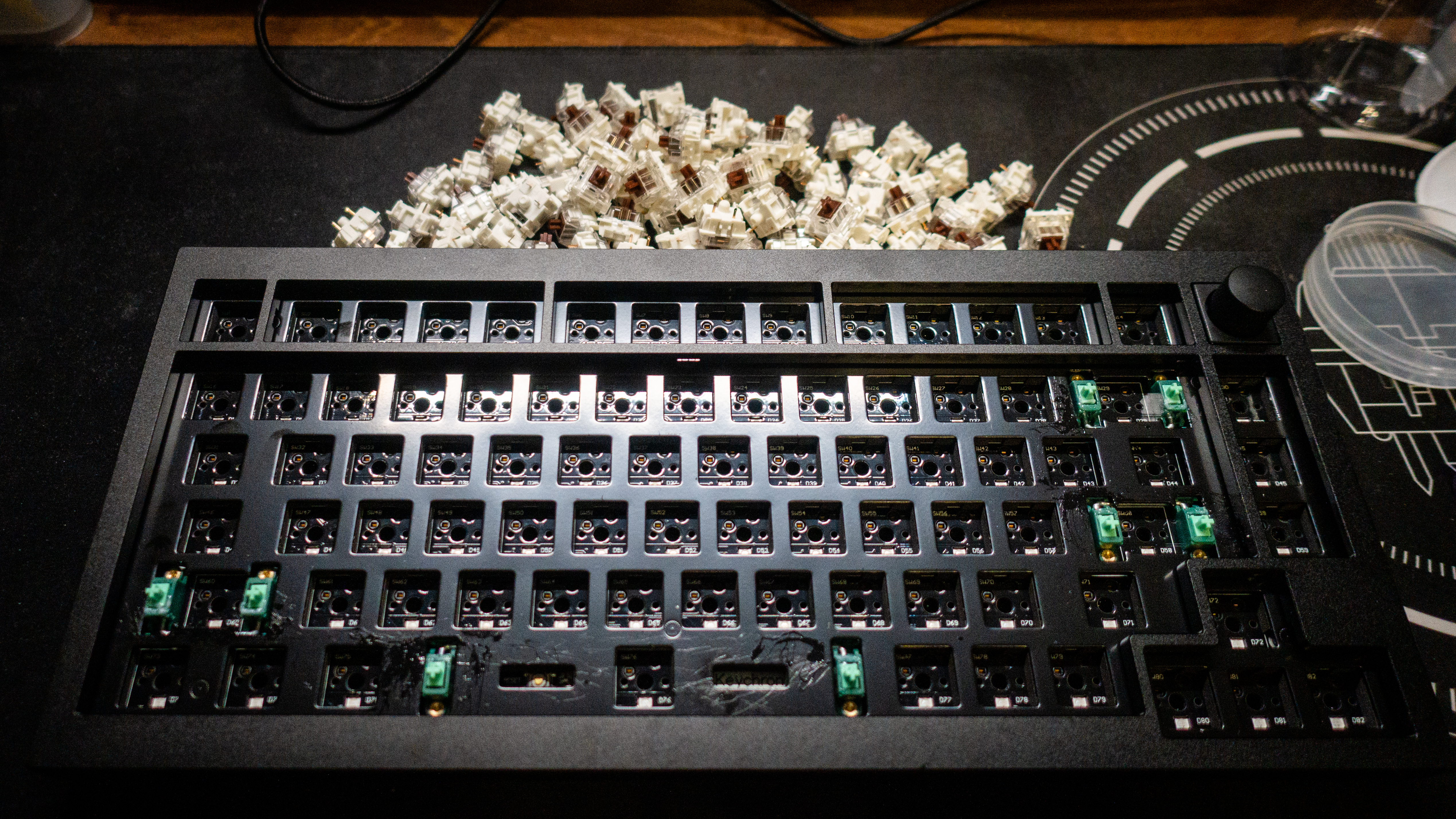 高度 pbt 双色闭口,遮光性不错最后跟京造 q1 兄弟同框(兄弟已换舷