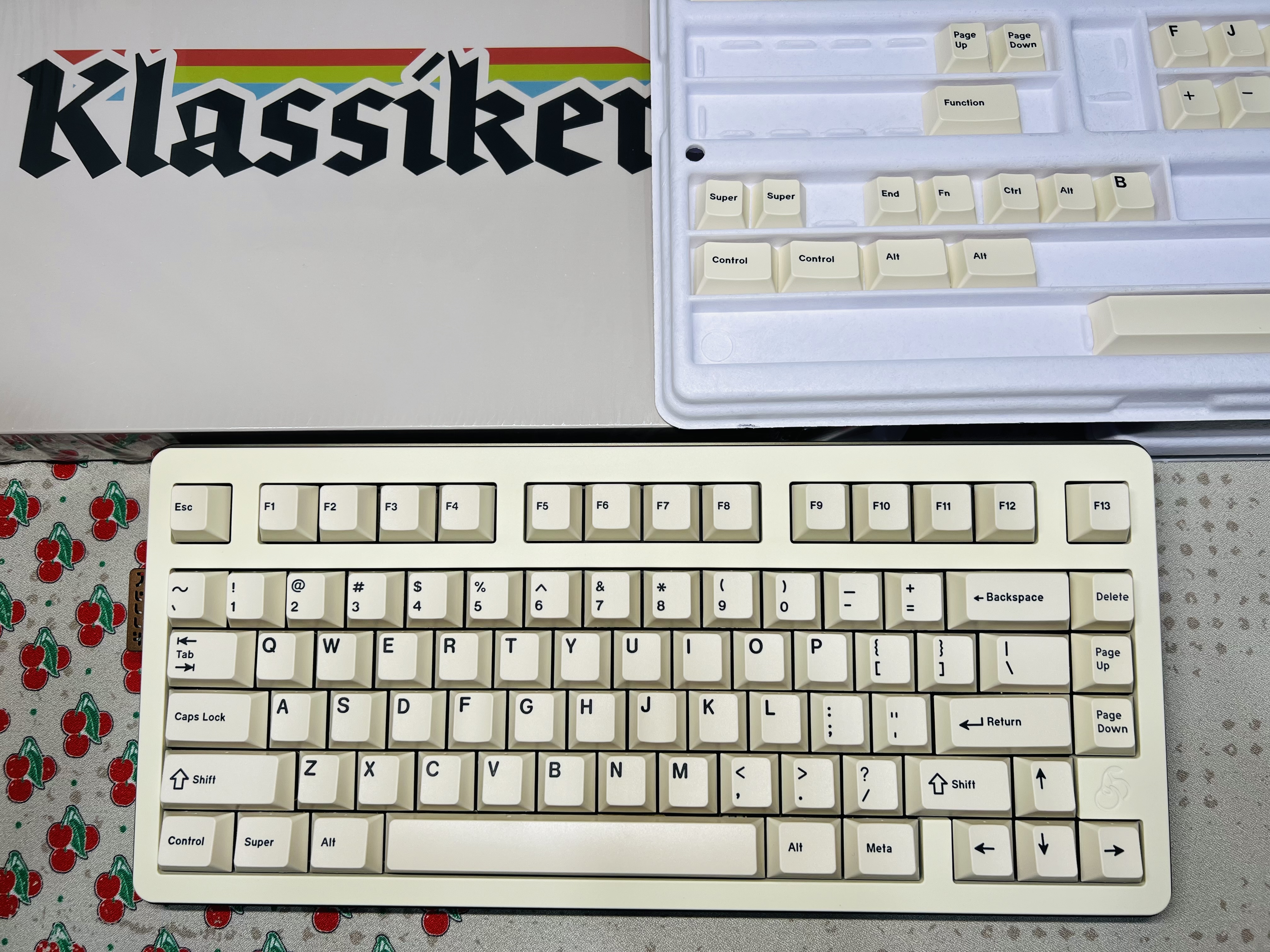 稍微发灰的奶白 GMK Klassiker 经典，作者说是基于L9和U9的中间色调的特定色，（Delete/PageUp/PageDown三个 ...