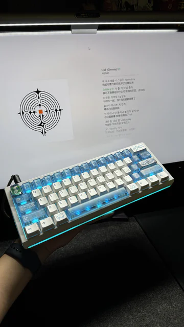 组的第一把磁轴键盘外壳：金镶玉v2 内胆：nexus61s 轴体：八宝轴樱澈轴